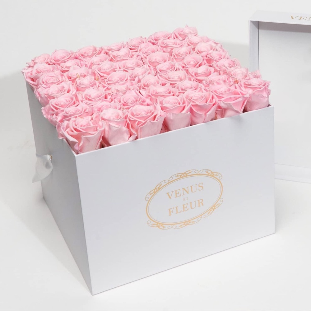 Venus et Fleur Pink Eternity Roses in a White Large Square Hat Box